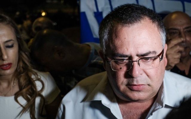 David Bitan, député du Likud et président de la coalition, pendant une manifestation de soutien au Premier ministre Benjamin Netanyahu près du domicile du procureur général Avichai Mandelblit à Petah Tikva, le 5 août 2017. (Crédit : Tomer Neuberg/Flash90)