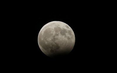 Pleine lune au début d'une éclipse partielle, vue depuis Hébron, en Cisjordanie, le 7 août 2017. (Crédit : Wisam Hashlamoun/Flash90) Pleine lune au début d'une éclipse partielle, vue depuis Hébron, en Cisjordanie, le 7 août 2017. (Crédit : Wisam Hashlamoun/Flash90)