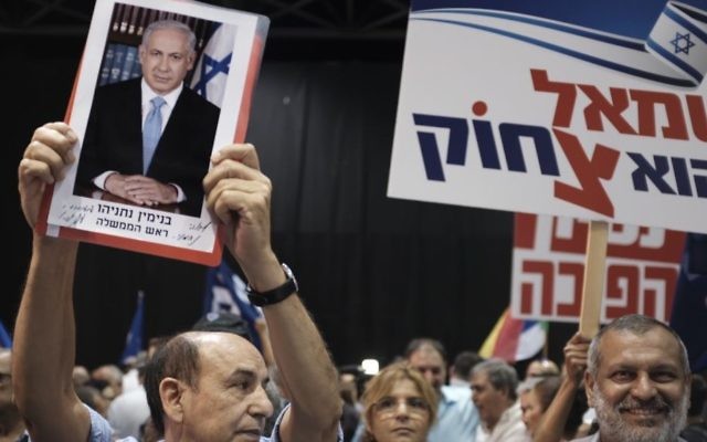 Des militants du Likud pendant un rassemblement de soutien au Premier ministre Benjamin Netanyahu, à Tel Aviv, le 9 août 2017. (Crédit : Tomer Neuberg/Flash90)