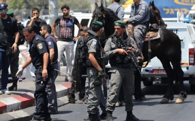 Les forces israéliennes sur les lieux d'une attaque au couteau près de la porte de Damas à Jérusalem le 12 août 2017. (Crédit : Yonatan Sindel / Flash90)