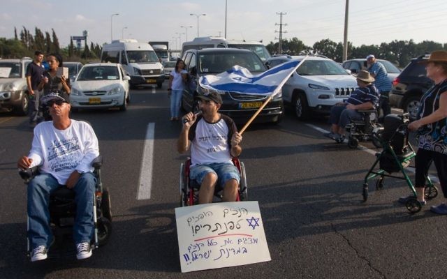 Des manifestants handicapés sur une route devant le Kibboutz Yakum, dans le centre d'Israël, le 14 août 2017. Illustration. (Crédit : Flash90)