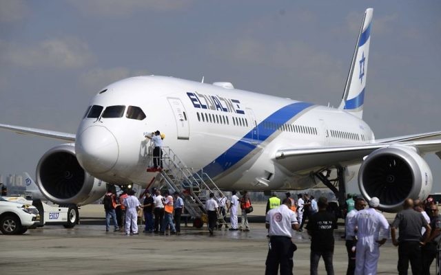Le premier avion Dreamliner acheté par El Al à l'aéroport international Ben Gurion, le 23 août 2017. (Crédit : Tomer Neuberg/Flash90) Le premier avion Dreamliner acheté par El Al à l'aéroport international Ben Gurion, le 23 août 2017. (Crédit : Tomer Neuberg/Flash90)