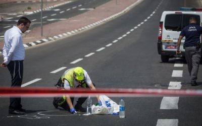 La scène d'un accident meurtrier suivi d'un délit de fuite qui a tué un adolescent de 16 ans, Hagai Goldstein, dans le quartier de Ramot à Jérusalem le 24 août 2017 (Crédit :  Hadas Parush/Flash90)