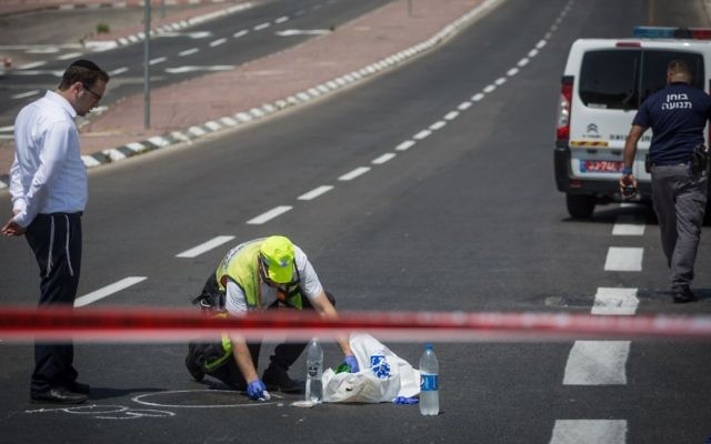 La scène d'un accident meurtrier suivi d'un délit de fuite qui a tué un adolescent de 16 ans, Hagai Goldstein, dans le quartier de Ramot à Jérusalem le 24 août 2017 (Crédit : Hadas Parush/Flash90) La scène d'un accident meurtrier suivi d'un délit de fuite qui a tué un adolescent de 16 ans, Hagai Goldstein, dans le quartier de Ramot à Jérusalem le 24 août 2017 (Crédit : Hadas Parush/Flash90)