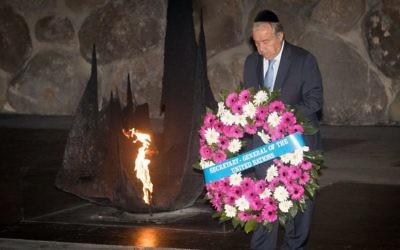Le secrétaire-général de l'ONU Antonio Guterres dépose une gerbe dans la salle du souvenir du musée de l'Holocauste de Yad Vashem à Jérusalem, le 28 août 2017 (Crédit : Yonatan Sindel/Flash90) Le secrétaire-général de l'ONU Antonio Guterres dépose une gerbe dans la salle du souvenir du musée de l'Holocauste de Yad Vashem à Jérusalem, le 28 août 2017 (Crédit : Yonatan Sindel/Flash90)
