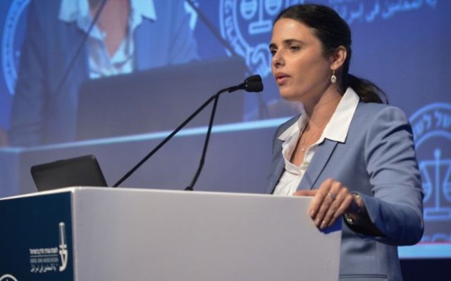 La ministre de la Justice  Ayelet Shaked lors de la conférence sur la justice de l'Association du barreau israélien à Tel Aviv, le 29 août 2017 (Crédit : Roy Alima/Flash90)
