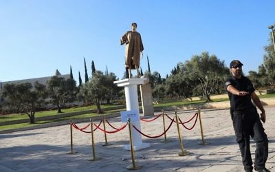 Une statue représentant la juge de la Cour suprême Miriam Naor est apparue près de la Cour suprême à Jérusalem le 31 août 2017 (Crédit : Yonatan Sindel / Flash90) Une statue représentant la juge de la Cour suprême Miriam Naor est apparue près de la Cour suprême à Jérusalem le 31 août 2017 (Crédit : Yonatan Sindel / Flash90)