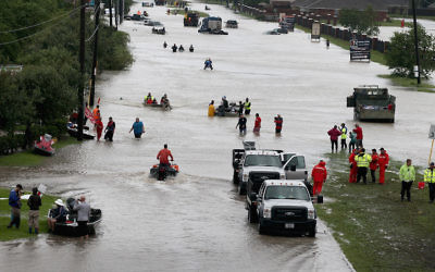 Les résidents de Houston et les sauveteurs dans un quartier inondé par l'ouragan Harvey, le 29 août 2017. (Crédit : Scott Olson/Getty Images)