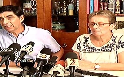 Simha, à droite, et Leah Goldin, pendant une conférence de presse, le 27 août 2017. (Crédit : capture d'écran Deuxième chaîne)