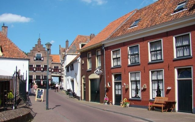 Une rue de la ville Hattem, où la ketoubah de Siegfried de Groot et de Bertha Lippers a été retrouvée dans une maison en travaux. (Crédit : domaine public/Wikipedia)