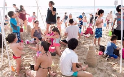 Les résidents de Tel Aviv se réunissent à Metzitzim Beach tous les dimanches et mercredis d'août de 2017, pour renforcer les liens de bon voisinage (Crédit : Ville de Tel Aviv-Jaffa)