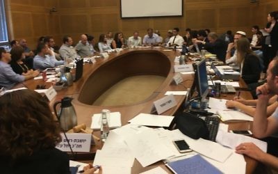 Une réunion de la commission des Réformes de la Knesset sur les options binaires, le 31 juillet 2017. (Crédit : Times of Israël) Une réunion de la commission des Réformes de la Knesset sur les options binaires, le 31 juillet 2017. (Crédit : Times of Israël)