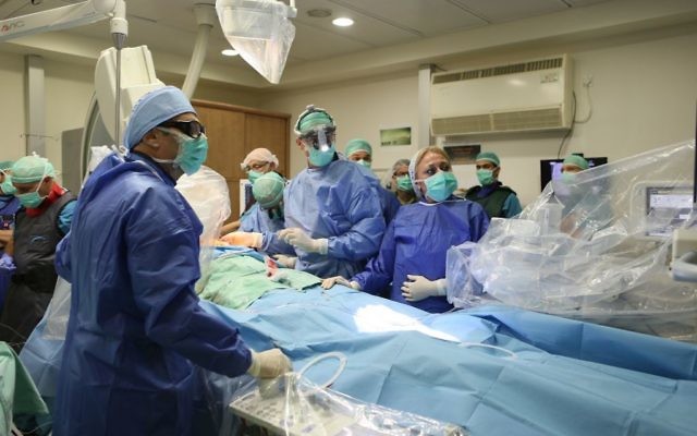 Des médecins de Rambam durant une procédure cardiaque expérimentale le 28 août 2017. (Crédit : Pioter Fliter/ RHCC) Des médecins de Rambam durant une procédure cardiaque expérimentale le 28 août 2017. (Crédit : Pioter Fliter/ RHCC)