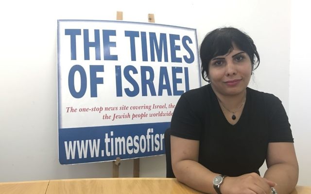 Neda Amin, quelques heures après son arrivée en Israël, dans les bureaux de Jérusalem du Times of Israël, le 10 août 2017. (Crédit : Tamar Pileggi/Times of Israël)