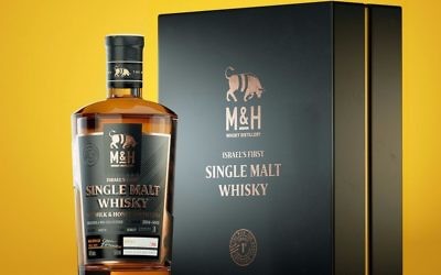Les 100 premières bouteilles du premier whisky single malt israélien, produit par la distillerie M & H Distillery de Tel Aviv, seront mises aux enchères sur un site de whisky écossais du 11 au 21 août (Crédit : Autorisation de M & H Distillery)