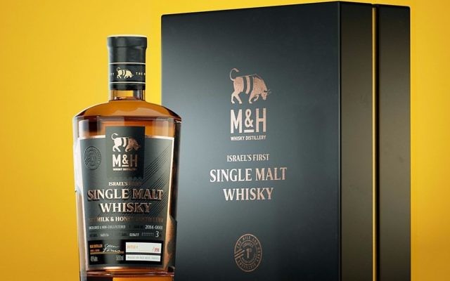 Les 100 premières bouteilles du premier whisky single malt israélien, produit par la distillerie M & H Distillery de Tel Aviv, seront mises aux enchères sur un site de whisky écossais du 11 au 21 août (Crédit : Autorisation de M & H Distillery)