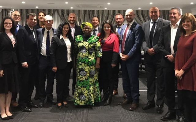 Les députés israéliens et les dirigeants juifs sud-africains rencontrent le président du parti de l'ANC et la présidente de l'Union africaine, Nkosazana Dlamini-Zuma, au centre, à Johannesburg le 14 août 2017 (Crédit : Ambassade d'Israël en Afrique du Sud)