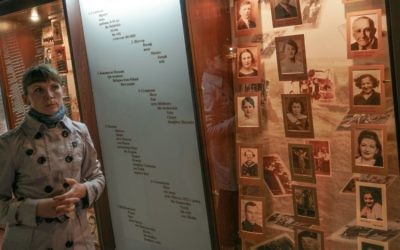 Marina Yarashuk, directrice du musée de la résistance juive de Navahroudak, le 1er juin 2017. (Crédit : Cnaan Liphshiz/JTA)