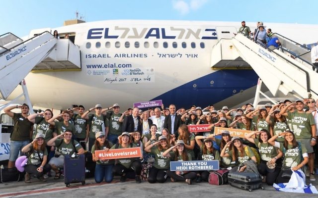 De jeunes juifs américains qui ont immigré en Israël pour entrer dans l'armée posent avec les cadres de l'organisation Nefesh B'Nefesh, au centre, après l'atterrissage de leur vol en Israël, le mardi 15 août 2017 (Crédit : Shahar Azran) De jeunes juifs américains qui ont immigré en Israël pour entrer dans l'armée posent avec les cadres de l'organisation Nefesh B'Nefesh, au centre, après l'atterrissage de leur vol en Israël, le mardi 15 août 2017 (Crédit : Shahar Azran)