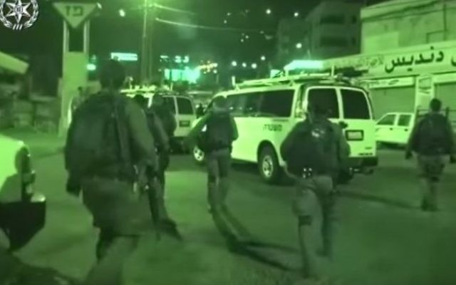 Opération de la police à Jérusalem Est, le 14 août 2017. (Crédit : police israélienne)
