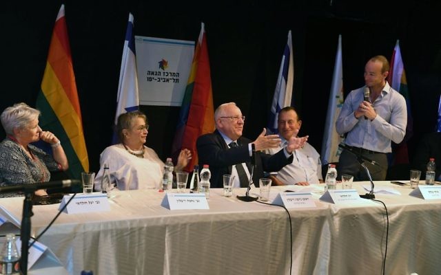 Le président Reuven Rivlin, au centre, assiste à un événement marquant le 8ème anniversaire depuis une fusillade meurtrière dans un centre communautaire gay de Tel Aviv, le10 août 2017 (Crédit : GPO/Mark Neiman) Le président Reuven Rivlin, au centre, assiste à un événement marquant le 8ème anniversaire depuis une fusillade meurtrière dans un centre communautaire gay de Tel Aviv, le10 août 2017 (Crédit : GPO/Mark Neiman)