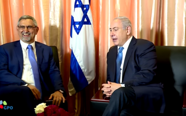 Le Premier ministre Netanyahu, à droite, rencontre le président du Cap Vert  Jorge Carlos Fonseca lors d'un sommet à Monrovia, le 4 juillet 2017 (Capture d'écran : YouTube)