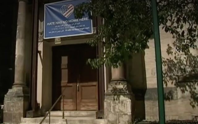 L'entrée de l'église méthodiste de St. Paul et  St. Andrew, où une croix gammée a été découverte sous une bannière condamnant la haine, en août 2017. L'église partage son espace avec la congrégation Bnai Jeshurun de Manhattan.  (Crédit : capture d'écran Fox 5)