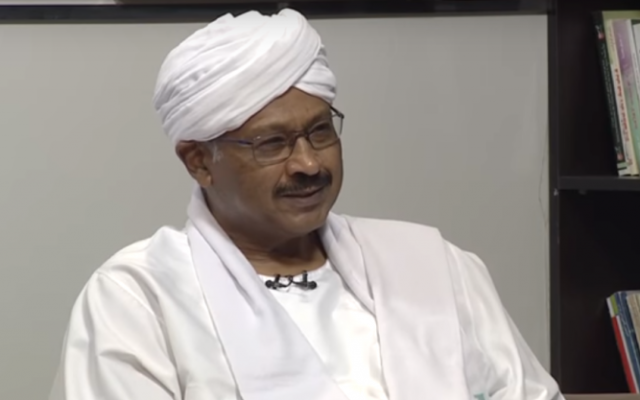 Mubarak Al-Fadil Al-Mahdi, ministre soudanais pour les investissements, interviewé à la télévision soudanaise (Capture d'écran : YouTube)
