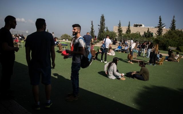 Des étudiants pendant leur pause à l'université de Haïfa, le 11 avril 2016 (Crédit : Hadas Parush / Flash90) Des étudiants pendant leur pause à l'université de Haïfa, le 11 avril 2016 (Crédit : Hadas Parush / Flash90)