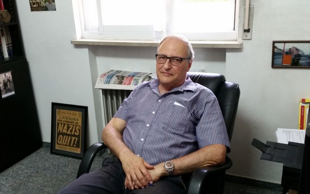 Le chasseur de nazis Efraim Zuroff, directeur du centre Simon Wiesenthal, durant une interview accordée au Times of Israel, le 17 août 2017. (Crédit : Raphael Ahren/Times of Israel)