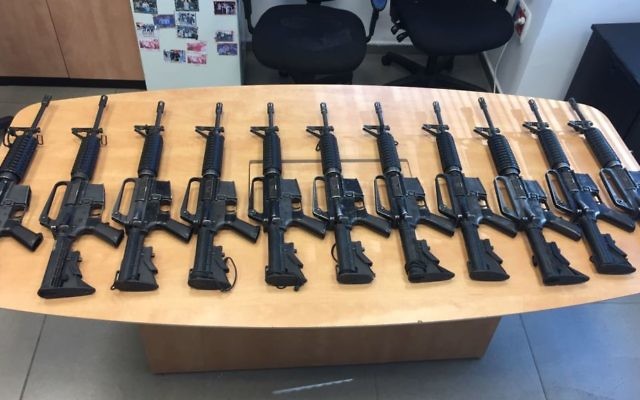 Des fusils d'assaut M16 saisis par la police suite à un vol d'armes sur une base militaire le 27 mai 2017 (Crédit : Porte-parole de la police israélienne)