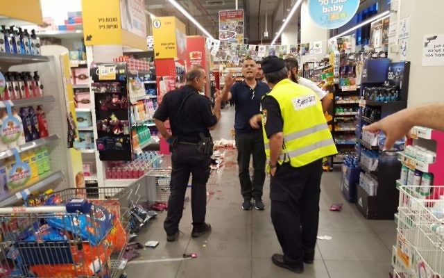 La police et les médecins sur les lieux d'une attaque dans un supermarché de la ville israélienne de Yavne, le 2 août 2017 (Crédit : United Hatzalah) La police et les médecins sur les lieux d'une attaque dans un supermarché de la ville israélienne de Yavne, le 2 août 2017 (Crédit : United Hatzalah)