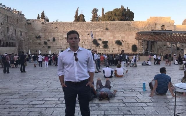 L'acteur Jonathan Lipnicki au mur Occidental pendant son voyage organisé par Birthright le 28 juillet 2017. (Autorisation : Jonathan Lipnicki) L'acteur Jonathan Lipnicki au mur Occidental pendant son voyage organisé par Birthright le 28 juillet 2017. (Autorisation : Jonathan Lipnicki)