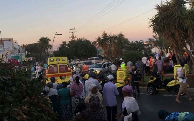 Les services de secours des ambulances Magen David sur la scène d'une attaque au couteau à Kiryat Yam le 5 août 2017. (Crédit : Magen David Adom) Les services de secours des ambulances Magen David sur la scène d'une attaque au couteau à Kiryat Yam le 5 août 2017. (Crédit : Magen David Adom)