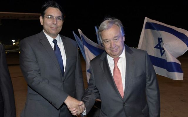 Danny Danon, ambassadeur d'Israël à l'ONU, à gauche, avec le secrétaire général des Nations unies António Guterres à son arrivée en Israël, le 27 août 2017. (Crédit : Shlomi Amsalem) Danny Danon, ambassadeur d'Israël à l'ONU, à gauche, avec le secrétaire général des Nations unies António Guterres à son arrivée en Israël, le 27 août 2017. (Crédit : Shlomi Amsalem)