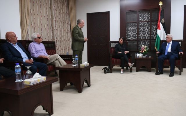Mahmoud Abbas, président de l'Autorité palestinienne, à droite, avec Zehava Galon,  présidente du parti israélien Meretz, et un député de son parti, Issa Freij, à Ramallah, le 20 août 2017. (Crédit : Osama Falah/Wafa)