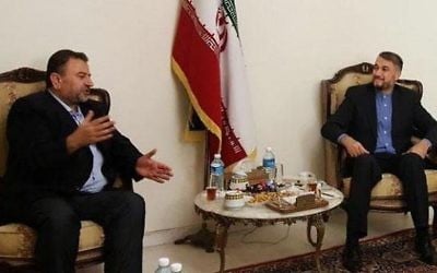 Le membre du Hamas Saleh al-Arouri (à gauche) et le responsable iranien Hossein Amir Abdollahian au Liban le 1er août 2017 (Crédit : Capture d'écran)