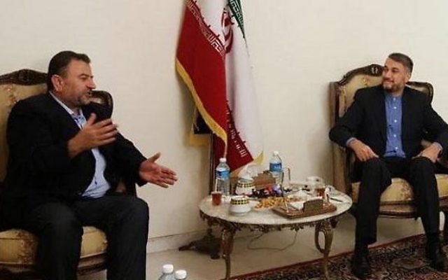 Le membre du Hamas Saleh al-Arouri (à gauche) et le responsable iranien Hossein Amir Abdollahian au Liban le 1er août 2017 (Crédit : Capture d'écran)