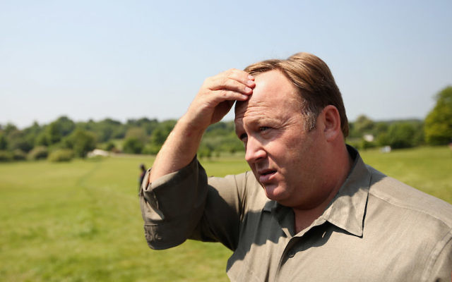 Alex Jones à Watford, en Angleterre, le 6 juin 2013. (Crédit : Oli Scarff/Getty Images) Alex Jones à Watford, en Angleterre, le 6 juin 2013. (Crédit : Oli Scarff/Getty Images)