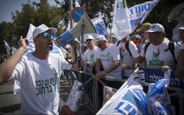 Les employés de Haifa Chemicals manifestent près de la résidence du Premier ministre à Jérusalem contre la fermeture du réservoir d'ammoniac de Haifa, le 29 mars 2017 (Crédit : Yonatan Sindel / Flash90)