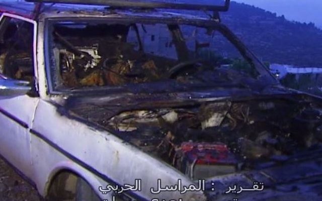 L'un des deux véhicules incendiés par des partisans du mouvement pro- implantation dans une attaque apparente de représailles survenue dans le village palestinien d' Umm Safa le 9 août  2017. (Capture d'écran/Facebook)