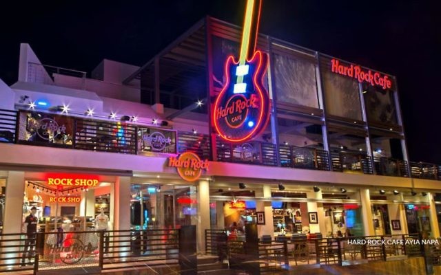 Façade d'un café Hard Rock à Ayia Napa (Crédit : Hard Rock.com)