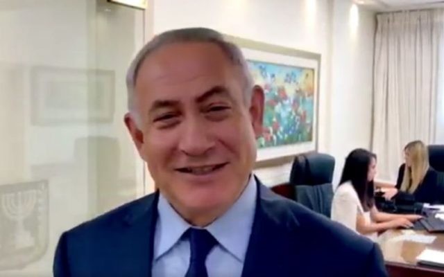 Le Premier ministre  Benjamin Netanyahu souhaite la bienvenue en Israël à Conan O'Brien dans une vidéo publiée sur les réseaux sociaux, le 28 août 2017. (Crédit : capture d'écran Twitter)
