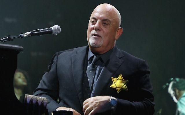 Billy Joel avec l'étoile jaune pendant son 43e concert mensuel complet au Madison Square Garden de New York, le 21 août 2017. (crédit : Myrna M. Suarez/Getty Images via JTA)
