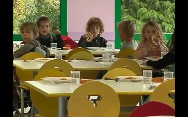 Une cantine scolaire française. Illustration. (Crédit : capture d'écran YouTube)