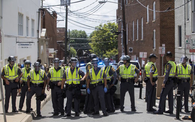 La police bloque une rue après une attaque à la voiture-bélier dans la foule de manifestants anti-suprématistes blancs qui s'étaient rassemblés à Charlottesville, en Virginie, aux Etats-Unis, le 12 août 2017 (Crédit : Samuel Corum/Anadolu Agency/Getty Images via JTA) La police bloque une rue après une attaque à la voiture-bélier dans la foule de manifestants anti-suprématistes blancs qui s'étaient rassemblés à Charlottesville, en Virginie, aux Etats-Unis, le 12 août 2017 (Crédit : Samuel Corum/Anadolu Agency/Getty Images via JTA)