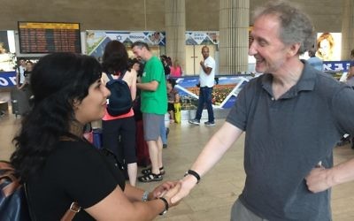 Neda Amin, à gauche, avec David Horovitz, rédacteur en chef du Times of Israël, à l'aéroport international Ben Gurion, le 10 août 2017. (Crédit : Times of Israël)