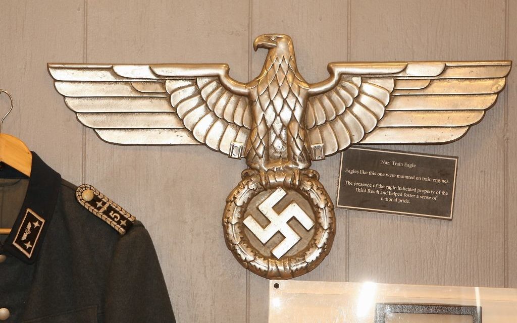 Des objets de l'époque nazie, de la collection de Darrell English, du Massachusetts, en 2015. (Crédit : Elan Kawesch/The Times of Israel)