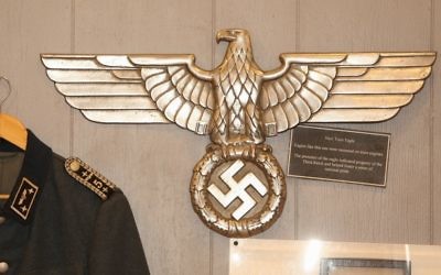 Des objets de l'époque nazie, de la collection de Darrell English, du Massachusetts, en 2015. (Crédit : Elan Kawesch/The Times of Israel)