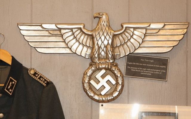 Des objets de l'époque nazie, de la collection de Darrell English, du Massachusetts, en 2015. (Crédit : Elan Kawesch/The Times of Israel) Des objets de l'époque nazie, de la collection de Darrell English, du Massachusetts, en 2015. (Crédit : Elan Kawesch/The Times of Israel)
